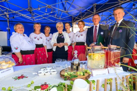 Uczestnicy imprezy plenerowej krzeszowskie "Powidlaki"