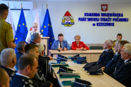 Uczestnicy podpisania umów dotyczących zakupu specjalistycznego sprzętu ratowniczego.