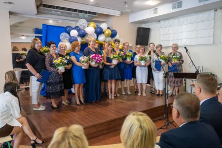 Uczestnicy obchodów jubileuszowych z okazji 50-lecia rzeszowskich domów dziecka