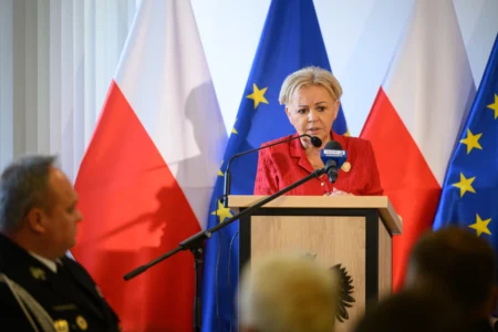 Uczestnicy podpisania umów dotyczących zakupu specjalistycznego sprzętu ratowniczego.