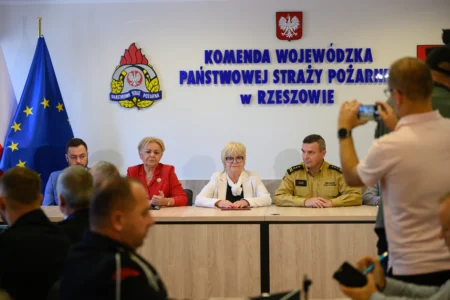 Uczestnicy podpisania umów dotyczących zakupu specjalistycznego sprzętu ratowniczego.