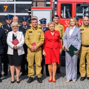 Uczestnicy podpisania umów dotyczących zakupu specjalistycznego sprzętu ratowniczego.