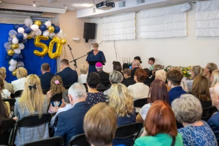 Uczestnicy obchodów jubileuszowych z okazji 50-lecia rzeszowskich domów dziecka