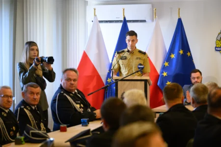 Uczestnicy podpisania umów dotyczących zakupu specjalistycznego sprzętu ratowniczego.