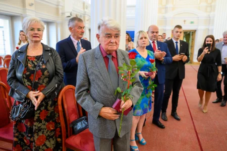 Uczestnicy uroczystości wręczenia odznaczeń państwowych