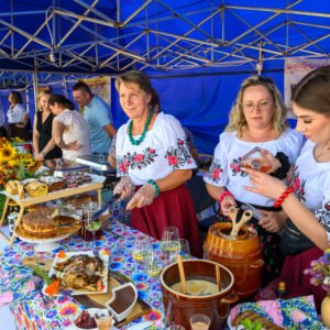 Uczestnicy imprezy plenerowej krzeszowskie "Powidlaki"