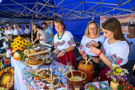 Uczestnicy imprezy plenerowej krzeszowskie "Powidlaki"