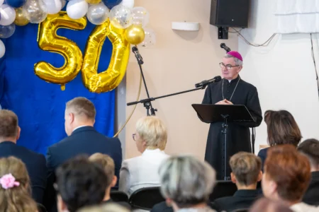 Uczestnicy obchodów jubileuszowych z okazji 50-lecia rzeszowskich domów dziecka