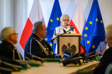 Uczestnicy podpisania umów dotyczących zakupu specjalistycznego sprzętu ratowniczego.