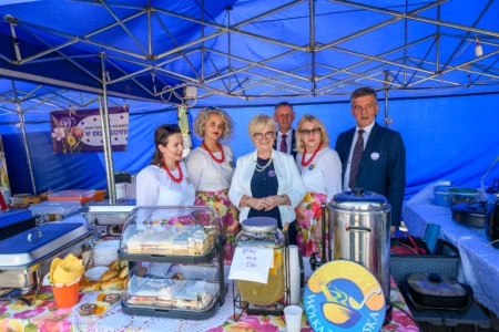 Uczestnicy imprezy plenerowej krzeszowskie "Powidlaki"