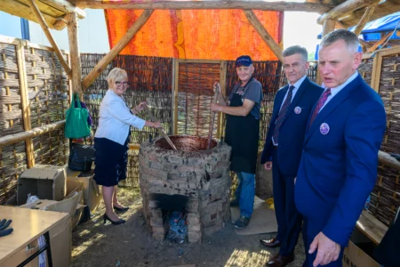 Uczestnicy imprezy plenerowej krzeszowskie "Powidlaki"