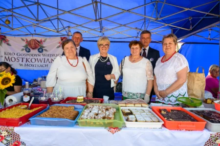 Uczestnicy imprezy plenerowej krzeszowskie "Powidlaki"