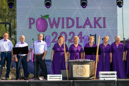 Uczestnicy imprezy plenerowej krzeszowskie "Powidlaki"