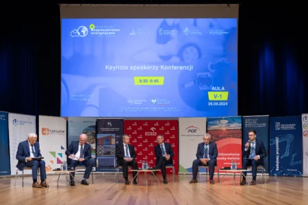 Uczestnicy konferencji dotyczącej bezpieczeństwa energetycznego