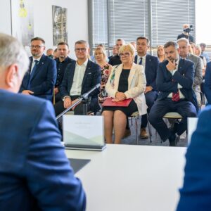 Uczestnicy uroczystości z okazji podpisania listu intencyjnego w sprawie zielonej energii dla Rzeszowa