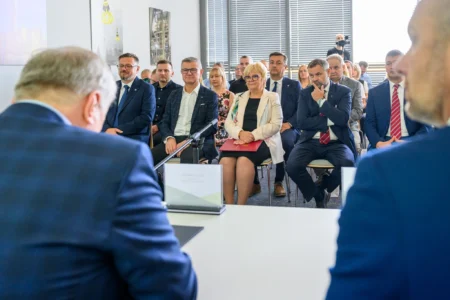 Uczestnicy uroczystości z okazji podpisania listu intencyjnego w sprawie zielonej energii dla Rzeszowa