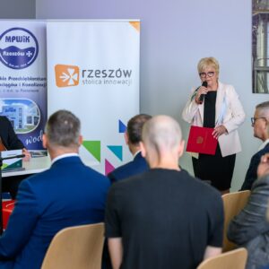 Uczestnicy uroczystości z okazji podpisania listu intencyjnego w sprawie zielonej energii dla Rzeszowa