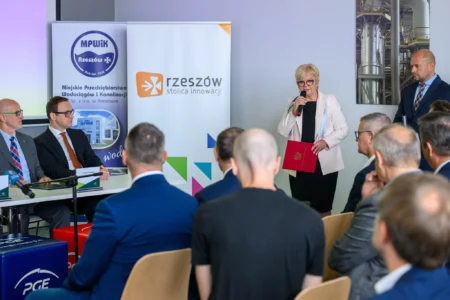 Uczestnicy uroczystości z okazji podpisania listu intencyjnego w sprawie zielonej energii dla Rzeszowa