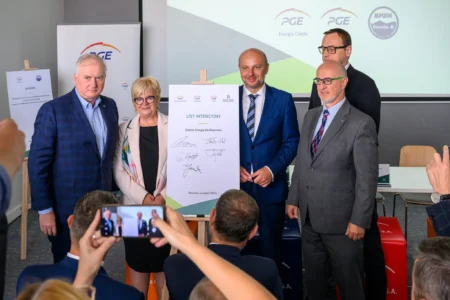 Uczestnicy uroczystości z okazji podpisania listu intencyjnego w sprawie zielonej energii dla Rzeszowa