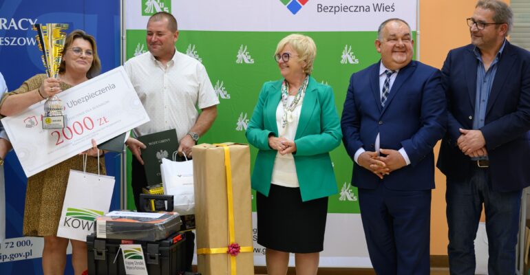 Nagrody właścicielom wyróżnionych gospodarstw wręczyła Teresa Kubas-Hul, wojewoda podkarpacki.