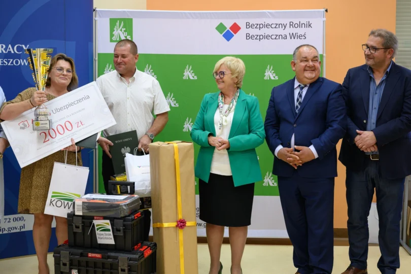 Nagrody właścicielom wyróżnionych gospodarstw wręczyła Teresa Kubas-Hul, wojewoda podkarpacki.