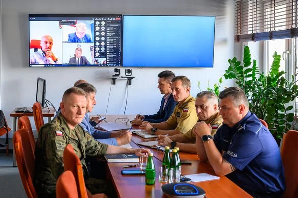 Uczestnicy posiedzenia Wojewódzkiego Zespołu Zarządzania Kryzysowego