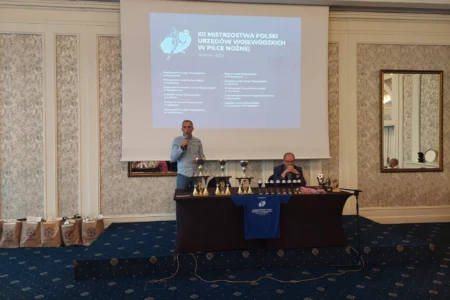 Wicewojewoda podkarpacki Wiesław Buż podczas losowania drużyn piłkarskich