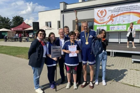 Uczestnicy i goście spartakiady środowiskowych domów samopomocy województwa podkarpackiego