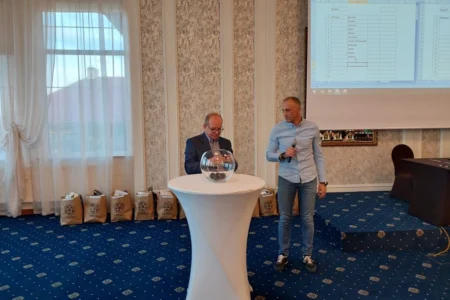 Wicewojewoda podkarpacki Wiesław Buż podczas losowania drużyn piłkarskich