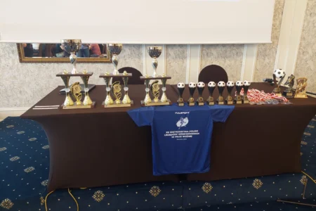 Wicewojewoda podkarpacki Wiesław Buż podczas losowania drużyn piłkarskich