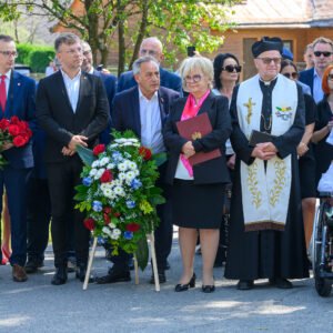 Uczestnicy uroczystości odsłonięcia pomnika Żydów Baligrodzkich