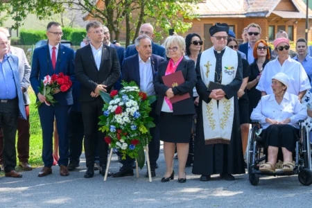 Uczestnicy uroczystości odsłonięcia pomnika Żydów Baligrodzkich