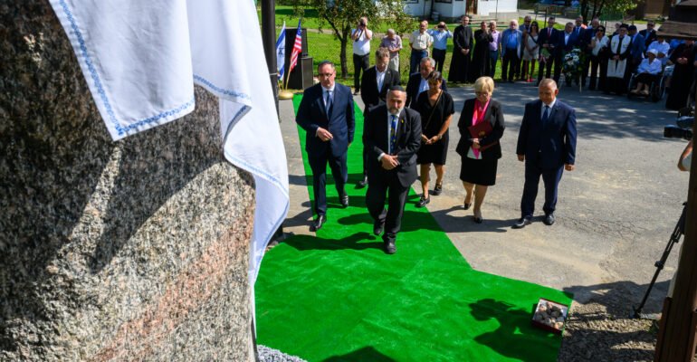 Uczestnicy uroczystości odsłonięcia pomnika Żydów Baligrodzkich