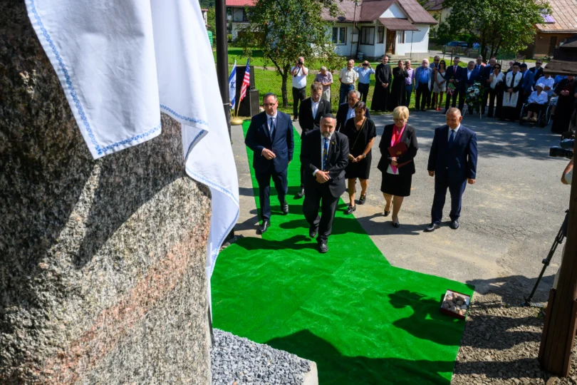 Uczestnicy uroczystości odsłonięcia pomnika Żydów Baligrodzkich
