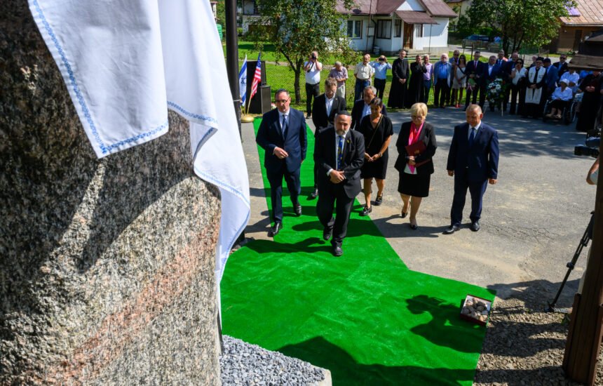 Uczestnicy uroczystości odsłonięcia pomnika Żydów Baligrodzkich