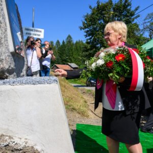 Uczestnicy uroczystości odsłonięcia pomnika Żydów Baligrodzkich