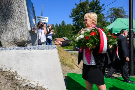 Uczestnicy uroczystości odsłonięcia pomnika Żydów Baligrodzkich