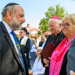 Uczestnicy uroczystości odsłonięcia pomnika Żydów Baligrodzkich