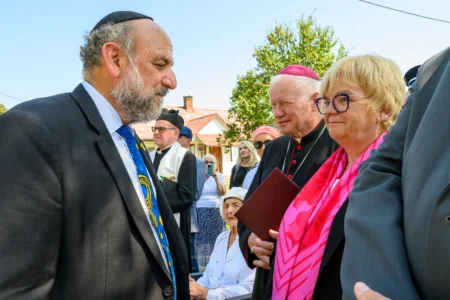 Uczestnicy uroczystości odsłonięcia pomnika Żydów Baligrodzkich