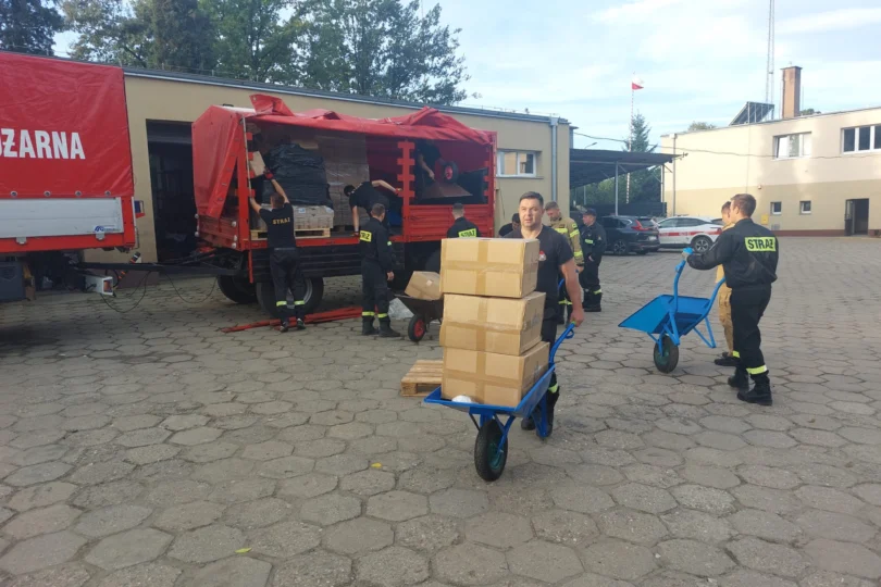 Rozładunek drów dla miejscowości Głuchołazy.