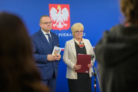 Uczestnicy konferencji prasowej wojewody