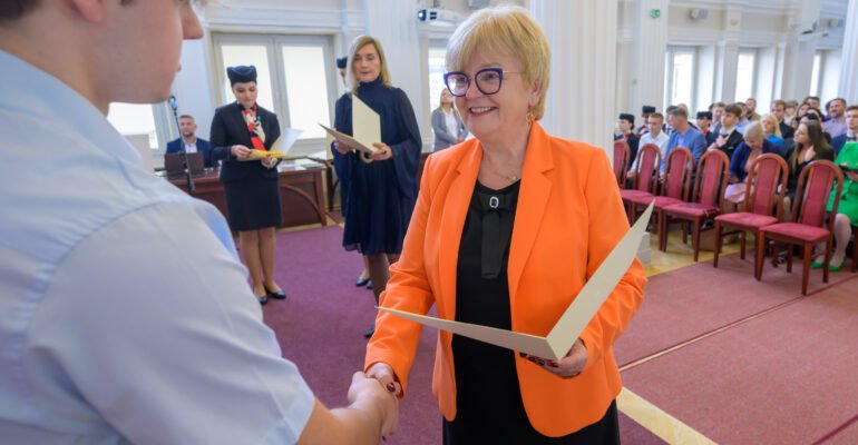 Stypendyści Prezesa Rady Ministrów otrzymali dziś dyplomy. Uroczystość zorganizowana została w Sali Kolumnowej PUW