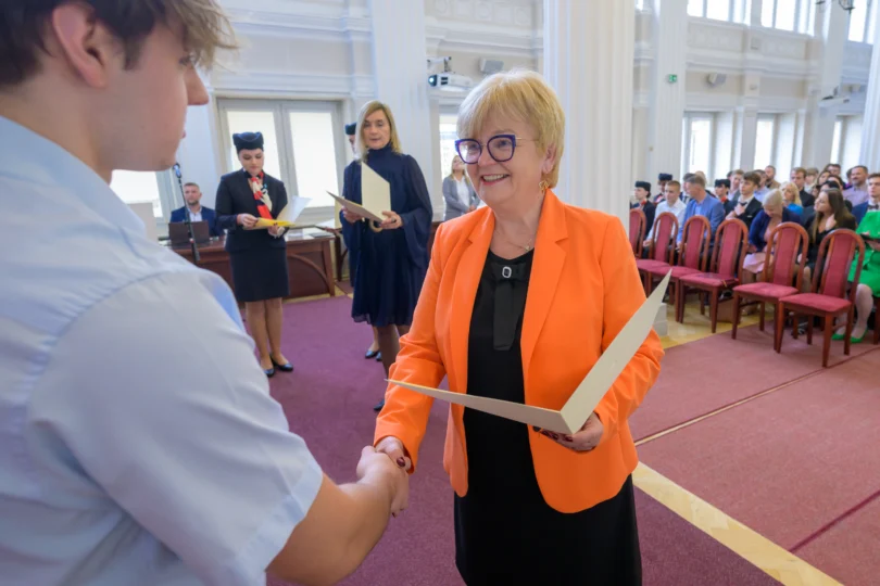 Stypendyści Prezesa Rady Ministrów otrzymali dziś dyplomy. Uroczystość zorganizowana została w Sali Kolumnowej PUW