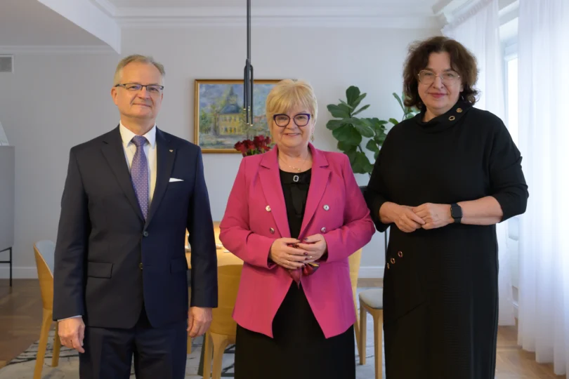 Wojewoda podkarpacki Teresa Kubas-Hul wraz z powołanymi konsultantami w ochronie zdrowia