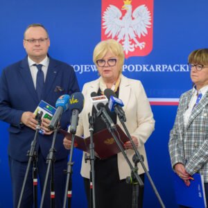 Uczestnicy konferencji prasowej wojewody