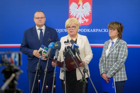 Uczestnicy konferencji prasowej wojewody