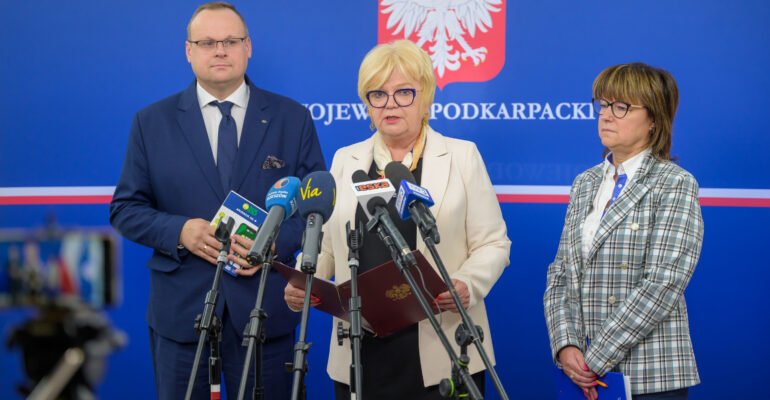 Uczestnicy konferencji prasowej wojewody