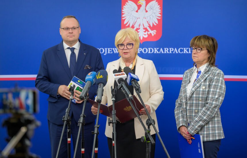 Uczestnicy konferencji prasowej wojewody