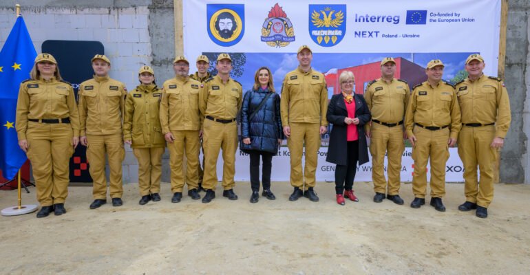 Uczestnicy uroczystości wmurowania katu erekcyjnego komendy powiatowej PSP w Brzozowie