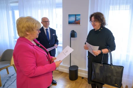 Wojewoda podkarpacki Teresa Kubas-Hul wraz z powołanymi konsultantami w ochronie zdrowia